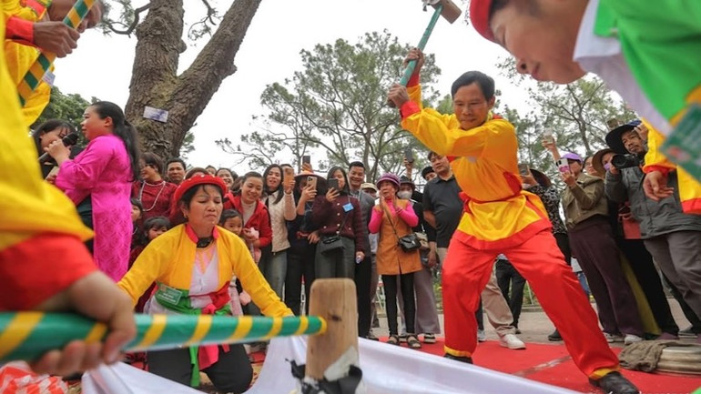 Phần thi giã bánh giầy thu hút đông đảo du khách tham gia cổ vũ.