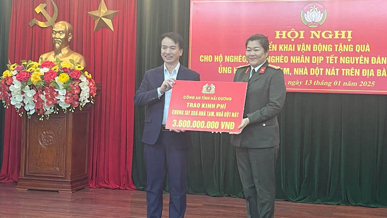 Đại diện Công an tỉnh Hải Dương trao 3,6 tỷ đồng góp phần xóa nhà tạm, nhà dột nát trên địa bàn tỉnh trong năm 2025.