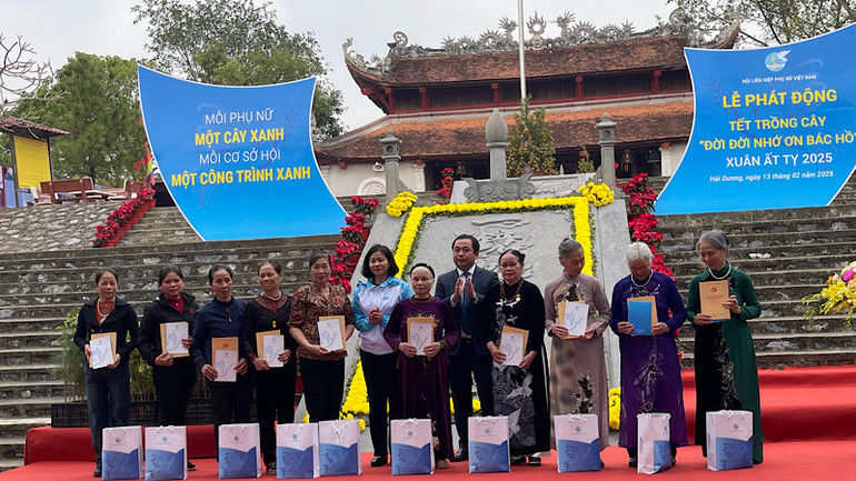 Các đồng chí Ủy viên Trung ương Đảng: Nguyễn Thị Tuyến, Chủ tịch Hội Liên hiệp Phụ nữ Việt Nam; Trần Đức Thắng, Bí thư Tỉnh ủy Hải Dương tặng quà phụ nữ phường Văn An.