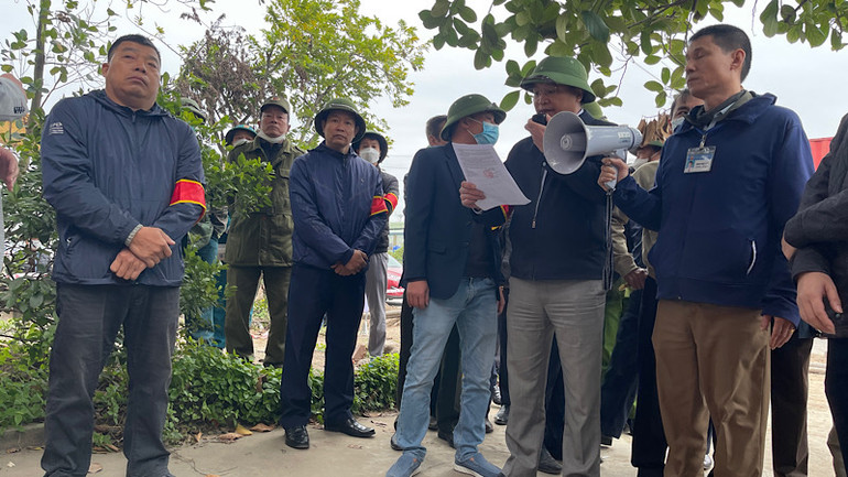 Công bố quyết định cưỡng chế thu hồi đất đối với hộ gia đình ông Vũ Xuân Hiền.