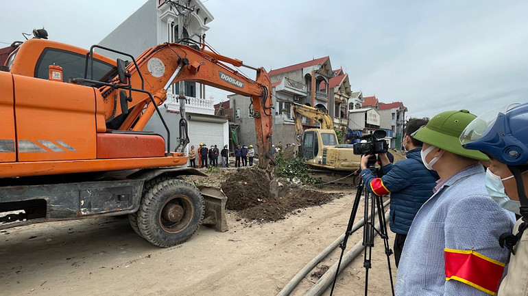 Bảo vệ thi công đường gom Quốc lộ 5.