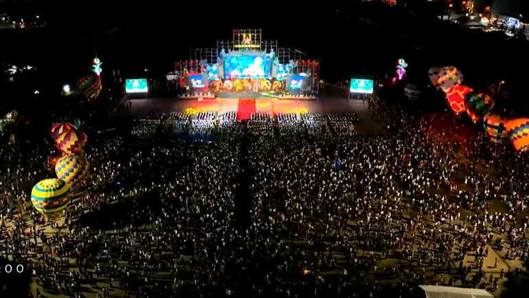 Quang cảnh đêm hội trăng rằm ở thành phố Chí Linh.