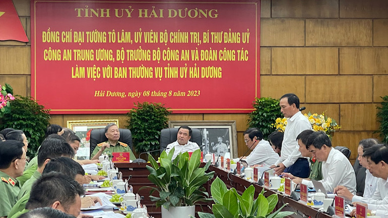 Đồng chí Lưu Văn Bản, Phó Chủ tịch Ủy ban nhân dân tỉnh Hải Dương, nêu kiến nghị tại buổi làm việc.