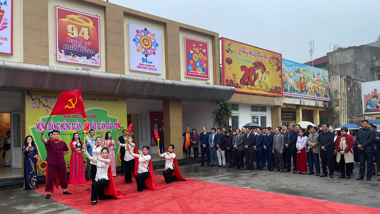 Tiết mục văn nghệ chào mừng triển lãm mừng Đảng, mừng Xuân và Hội Báo Xuân tỉnh Hải Dương.