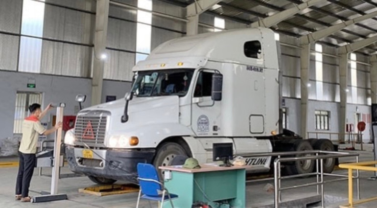 Kiểm tra phương tiện xe cơ giới tại Trung tâm Đăng kiểm 34-04D ở huyện Kim Thành (Hải Dương).