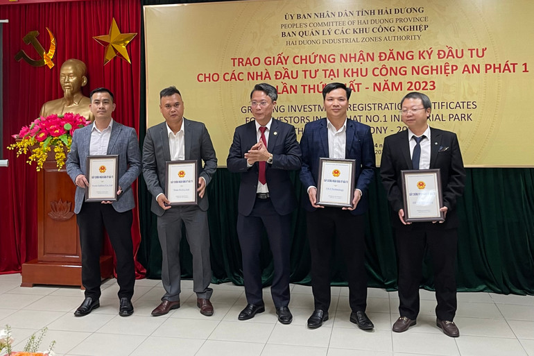 Trưởng Ban Quản lý các khu công nghiệp tỉnh Hải Dương trao giấy chứng nhận đầu tư cho đại diện 4 doanh nghiệp FDI.