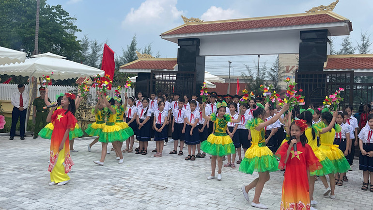 Các cháu học sinh phường Ái Quốc báo công lên Bác nhân dịp kết thúc năm học 2023-2024.