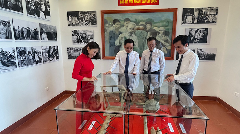 Cán bộ thành phố Hải Dương xem lại hiện vật là những vũ khí thô sơ được nhân dân Hải Dương sử dụng trong kháng chiến chống Pháp.