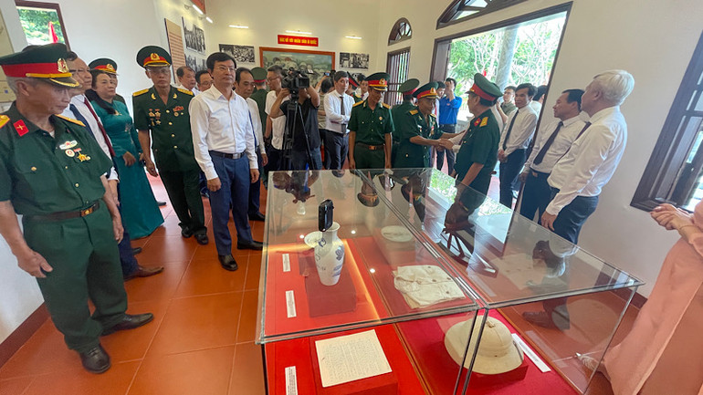 Các đồng chí lãnh đạo tỉnh và các cựu chiến binh thăm gian trưng bày những hình ảnh, kỷ vật của Bác Hồ trong những lần Người về thăm Hải Dương.