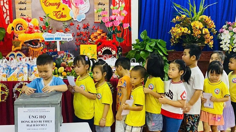 Các bé trường mầm non Thanh Bình "Chia sẻ yêu thương" với nhân dân vùng bị thiệt hại do bão số 3.