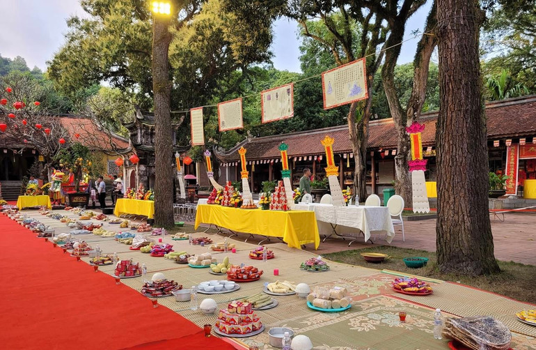 Rất nhiều sản vật đồ chay được dâng lên Phật, Thánh tại Lễ Đàn Mông Sơn thí thực.