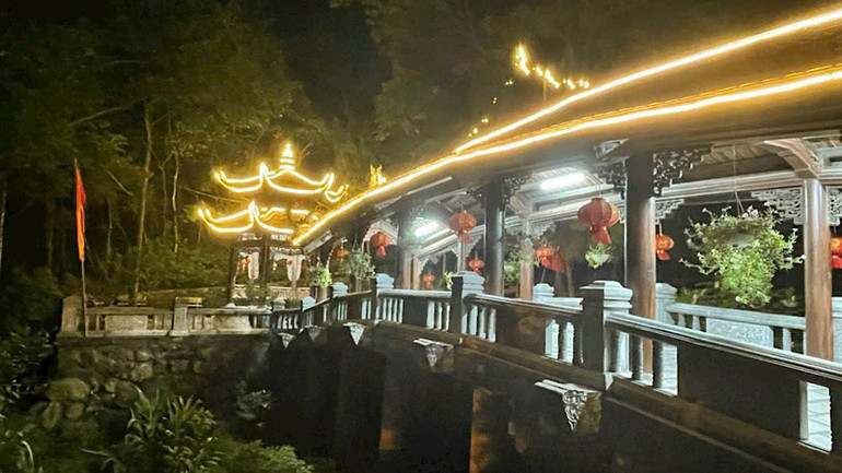 Cầu Thấu Ngọc về đêm.