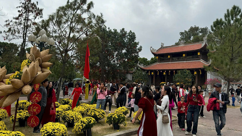 Du khách trẩy hội tại khu di tích Côn Sơn.