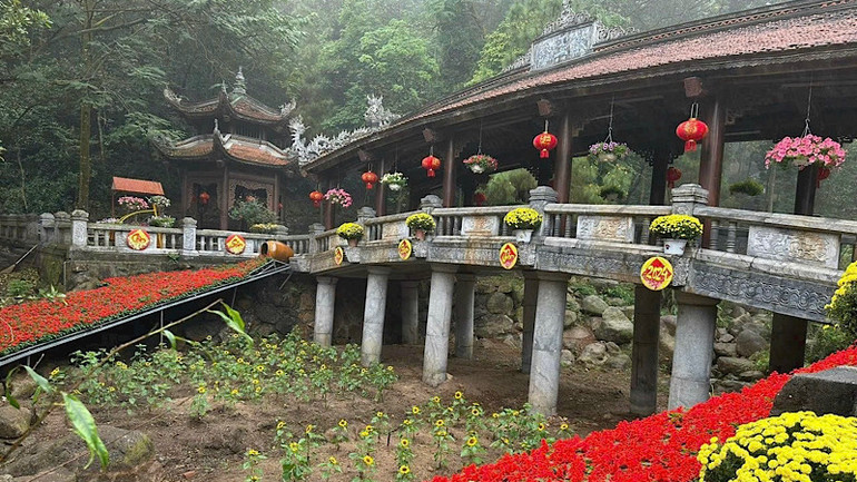 Cầu Thấu Ngọc ở Côn Sơn.