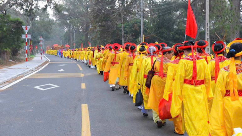 Lễ rước nước ở Lễ hội Côn Sơn.