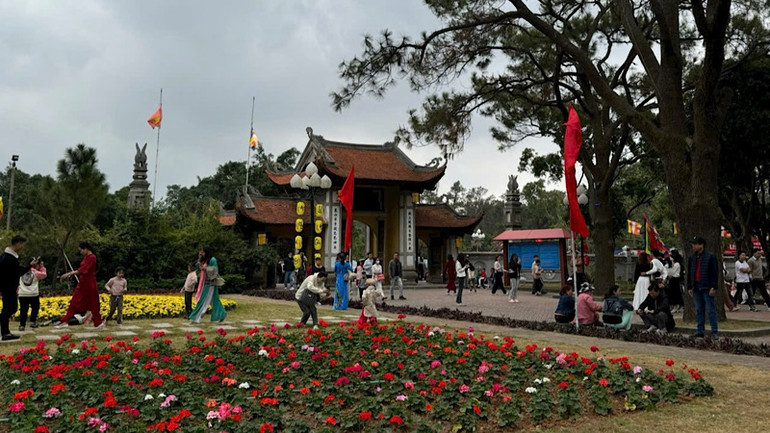 Tam quan chùa Côn Sơn.