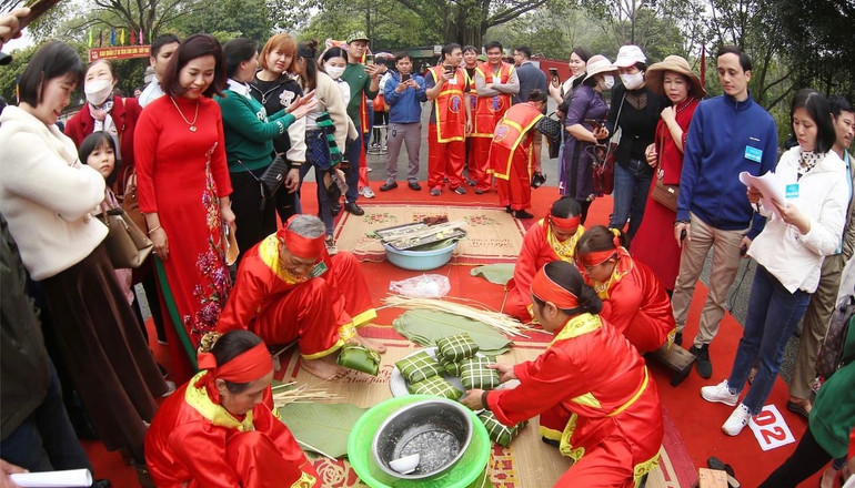 Thi gói bánh chưng tại lễ hội.