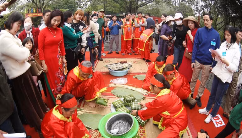 Thi gói bánh chưng tại lễ hội.