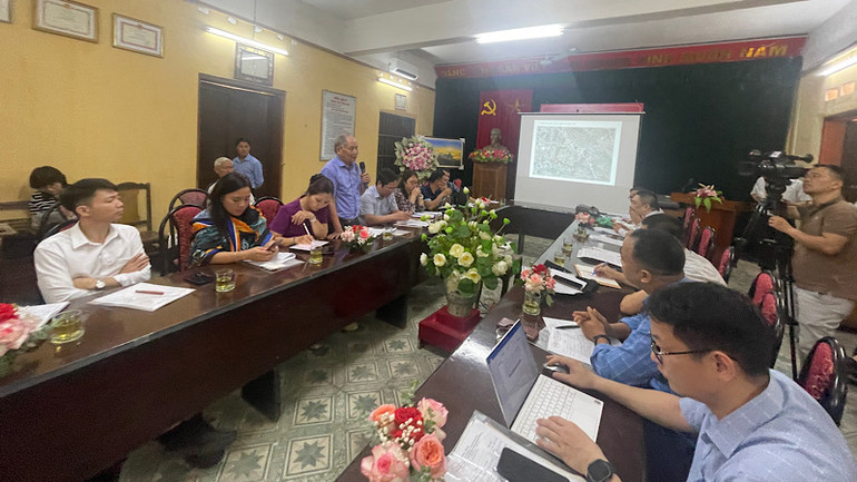 Các nhà khoa học và cán bộ văn hóa tỉnh Hải Dương thảo luận đánh giá kết quả thăm dò, khai quật di tích Thành Dền. Các nhà khoa học và cán bộ văn hóa tỉnh Hải Dương thảo luận đánh giá kết quả thăm dò, khai quật di tích Thành Dền.