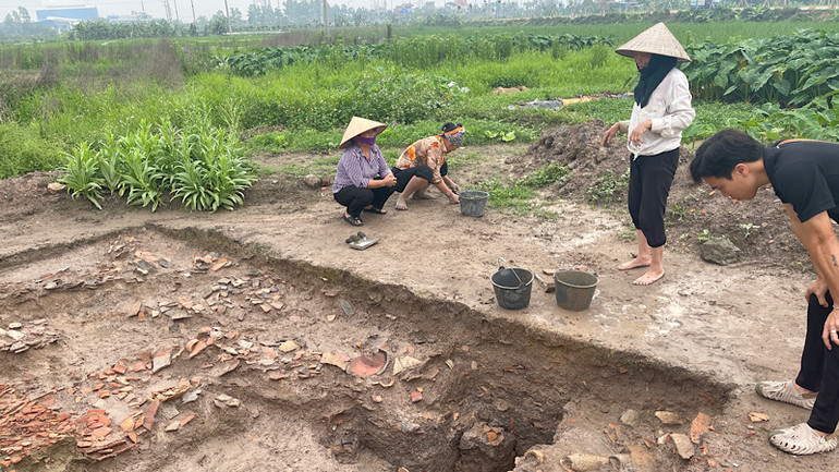 Khu khảo cổ di tích Thành Dền nằm trên thửa ruộng nhà bà Đào Thị Nhung ở thôn Ngọc Lặc. Khu khảo cổ di tích Thành Dền nằm trên thửa ruộng nhà bà Đào Thị Nhung ở thôn Ngọc Lặc.