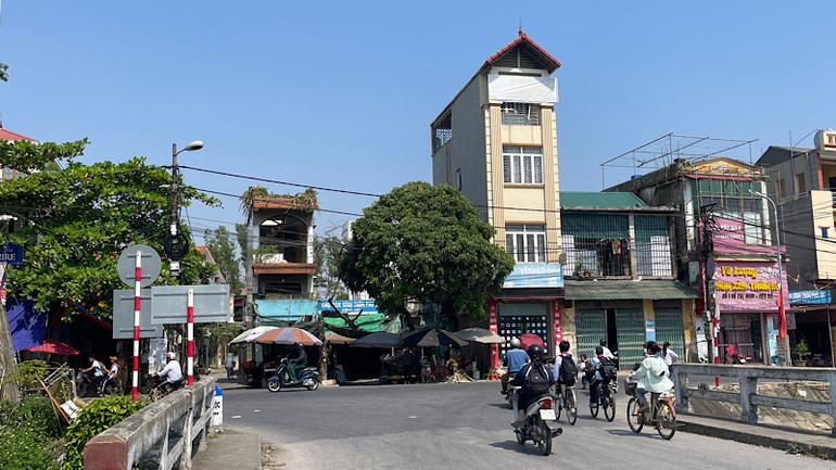 Cổng chợ Phú Lộc cũ (đối diện với cầu Phú Lộc) nhỏ bé và rất thiếu ánh sáng nằm sát lòng đường tỉnh lộ 394 rất dễ xảy ra va chạm giao thông.