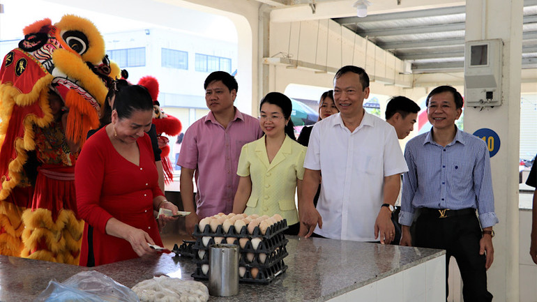 Một hộ kinh doanh thực phẩm vui vẻ vào chợ mới bán hàng.