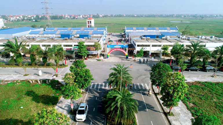 Toàn cảnh khu vực chợ mới Phú Lộc với cổng chợ rộng rãi, hai bên là hai dãy ki-ốt.