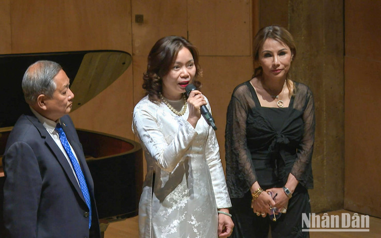 Đại sứ quán Việt Nam tại Pháp luôn ủng hộ các công tác thiện nguyện của kiều bào xa xứ hướng về quê hương. (Ảnh: KHẢI HOÀN)