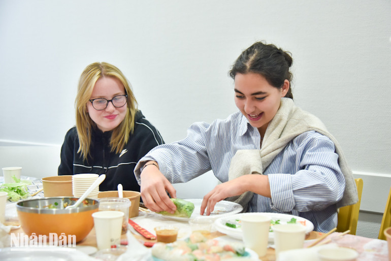 Bạn Inès Elbaz, học sinh Trường cấp 3 Notre-Dame du Grandchamp thích thú khi được tự tay làm chiếc gỏi cuốn tôm của Việt Nam. (Ảnh: MINH DUY) Bạn Inès Elbaz, học sinh Trường cấp 3 Notre-Dame du Grandchamp thích thú khi được tự tay làm chiếc gỏi cuốn tôm của Việt Nam. (Ảnh: MINH DUY)