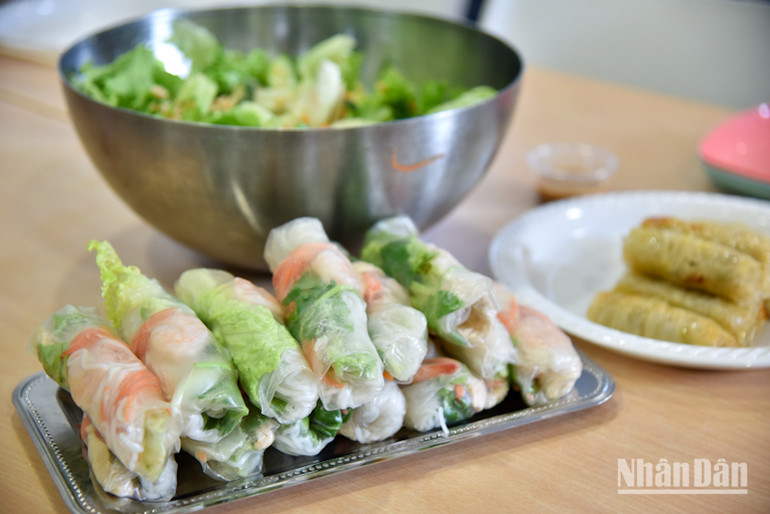 Buổi trải nghiệm ẩm thực Việt Nam dành cho học sinh cấp ba trên địa bàn thành phố Versailles. (Ảnh: MINH DUY) Buổi trải nghiệm ẩm thực Việt Nam dành cho học sinh cấp ba trên địa bàn thành phố Versailles. (Ảnh: MINH DUY)