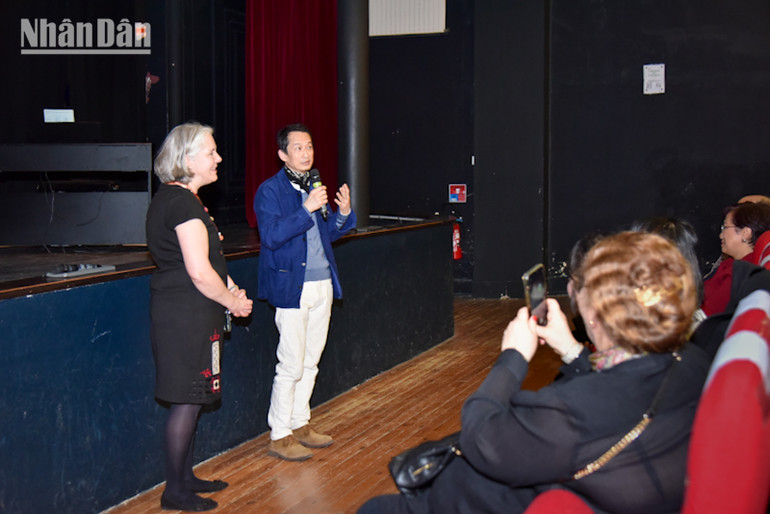 Đạo diễn Trần Anh Hùng chia sẻ về những kỷ niệm trong quá trình quay phim "Mùi đu đủ xanh". (Ảnh: KHẢI HOÀN) Đạo diễn Trần Anh Hùng chia sẻ về những kỷ niệm trong quá trình quay phim "Mùi đu đủ xanh". (Ảnh: KHẢI HOÀN)