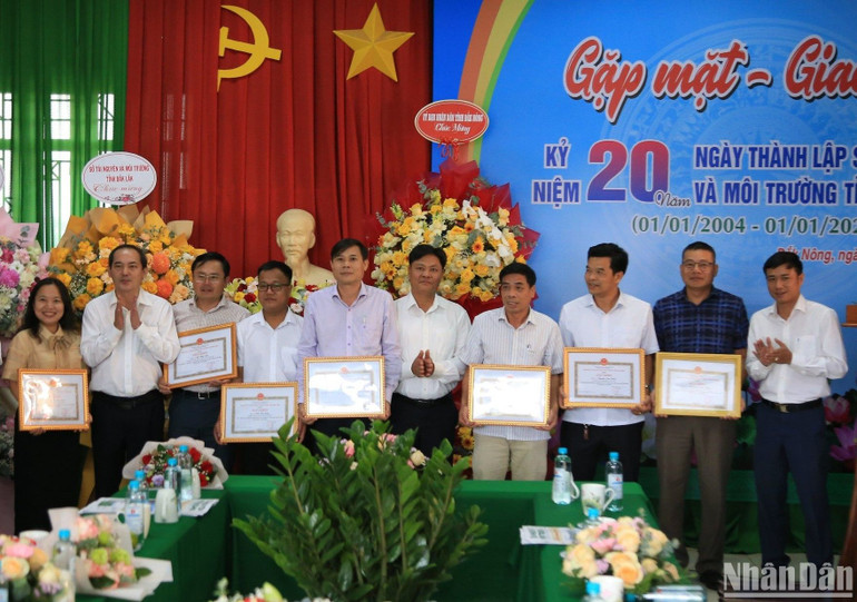 Tặng giấy khen cho các tập thể đã có nhiều đóng góp cho sự phát triển của ngành Tài nguyên và Môi trường Đắk Nông nhân kỷ niệm 20 năm ngày thành lập.