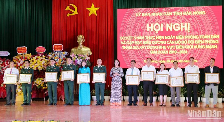 Chủ tịch Ủy ban nhân dân tỉnh Đắk Nông tặng Bằng khen cho tập thể, cá nhân có thành tích xuất sắc trong 5 năm thực hiện Ngày Biên phòng toàn dân; trong xây dựng khu vực biên giới tỉnh Đắk Nông vững mạnh, giai đoạn 2019-2024