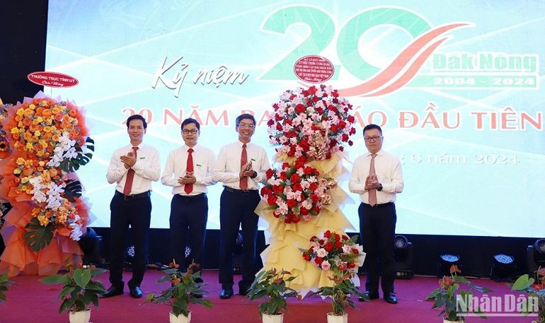 Đồng chí Lê Quốc Minh, Ủy viên Trung ương Đảng, Tổng Biên tập Báo Nhân Dân, Phó Trưởng Ban Tuyên giáo Trung ương, Chủ tịch Hội Nhà báo Việt Nam tặng hoa chúc mừng Báo Đắk Nông nhân Kỷ niệm 20 năm ra số báo đầu tiên.
