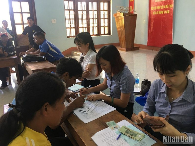 Đơn vị sử dụng tiền dịch vụ môi trường rừng Khu bảo tồn thiên nhiên Nam Nung tổ chức chi trả tiền cho người dân tham gia quản lý bảo vệ rừng.