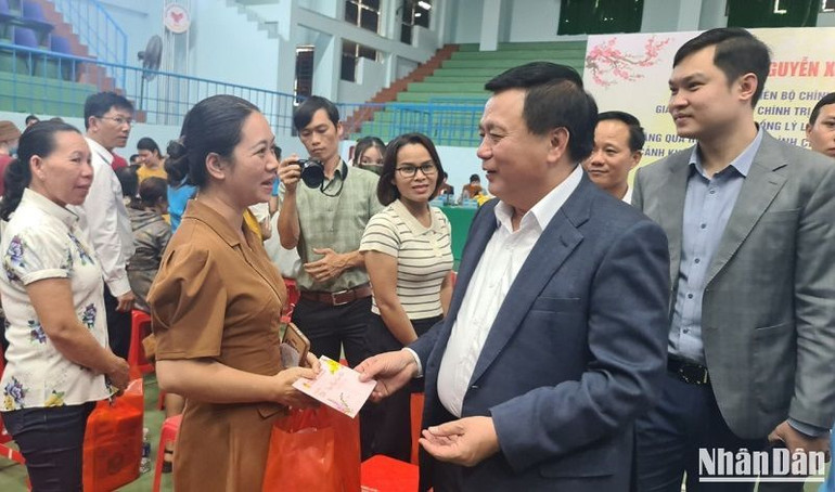 Đồng chí Nguyễn Xuân Thắng, Ủy viên Bộ Chính trị, Giám đốc Học viện chính trị quốc gia Hồ Chí Minh, Chủ tịch Hội đồng Lý luận Trung ương thăm, tặng 400 suất quà và 2 căn nhà đại đoàn kết trị giá 500 triệu đồng cho hộ nghèo, gia đình chính sách và công nhân lao động có hoàn cảnh khó khăn tại thành phố Gia Nghĩa, tỉnh Đắk Nông.