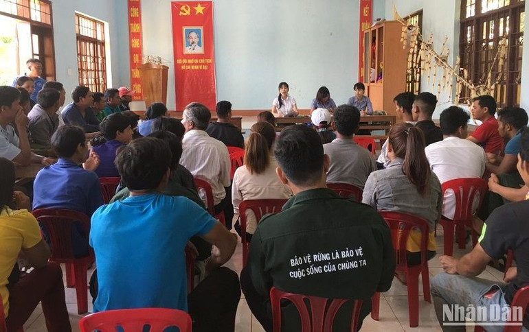 Các đơn vị sử dụng tiền dịch vụ môi trường rừng tăng cường công tác tuyên truyền đến người dân về ý nghĩa, lợi ích của dịch vụ môi trường rừng.