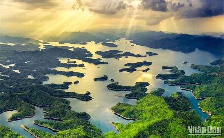 Phát triển Khu du lịch hồ Tà Đùng từng bước trở thành khu du lịch cấp quốc gia, tạo thành đột phá, động lực để phát triển du lịch toàn tỉnh. Phát triển Khu du lịch hồ Tà Đùng từng bước trở thành khu du lịch cấp quốc gia, tạo thành đột phá, động lực để phát triển du lịch toàn tỉnh.