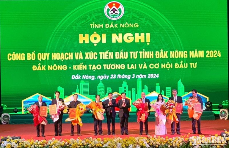 Lãnh đạo tỉnh Đắk Nông trao Giấy chứng nhận đầu tư cho 4 dự án với tổng số vốn đăng ký đầu tư hơn 1.700 tỷ đồng; Ký kết ghi nhớ hợp tác đầu tư cho 4 doanh nghiệp với tổng số vốn đăng ký đầu tư 8,4 tỷ USD