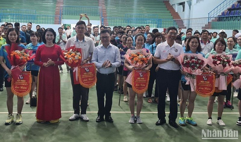 Đồng chí Lê Quốc Minh dự, tặng hoa, cờ lưu niệm cho các đoàn vận động viên Hội nhà báo khu vực Tây Nguyên tại Hội thao báo Đảng khu vực Tây Nguyên do Hội Nhà báo tỉnh Đắk Nông đăng cai luân phiên tổ chức. Đồng chí Lê Quốc Minh dự, tặng hoa, cờ lưu niệm cho các đoàn vận động viên Hội nhà báo khu vực Tây Nguyên tại Hội thao báo Đảng khu vực Tây Nguyên do Hội Nhà báo tỉnh Đắk Nông đăng cai luân phiên tổ chức.