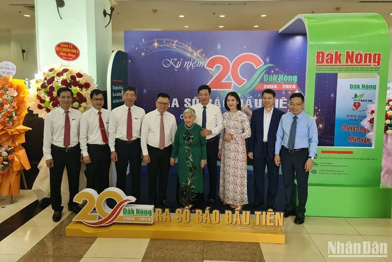 Các đại biểu tham dự Lễ kỷ niệm chụp hình lưu niệm với Mẹ Việt Nam anh hùng Nguyễn Thị Xuân - Mẹ được Báo Đắk Nông nhận phụng dưỡng.