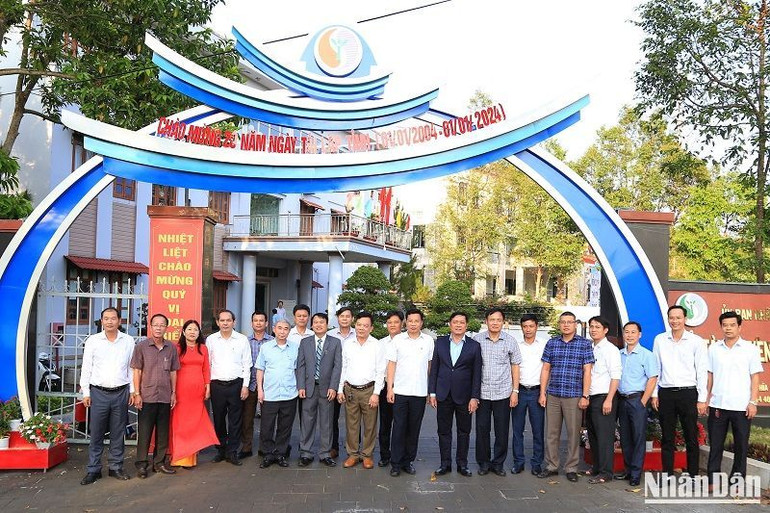 Các đại biểu tham dự lễ kỷ niệm 20 năm ngày thành lập ngành Tài nguyên và Môi trường Đắk Nông chụp hình lưu niệm.