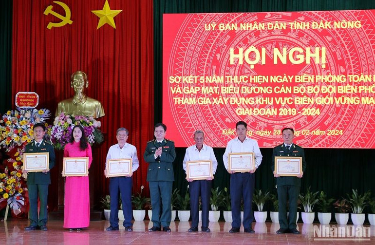 Bộ Tư lệnh Bộ đội biên phòng tặng Bằng khen cho 1 tập thể, 5 cá nhân có thành tích xuất sắc trong thực hiện Ngày Biên phòng toàn dân giai đoạn 2019-2024.