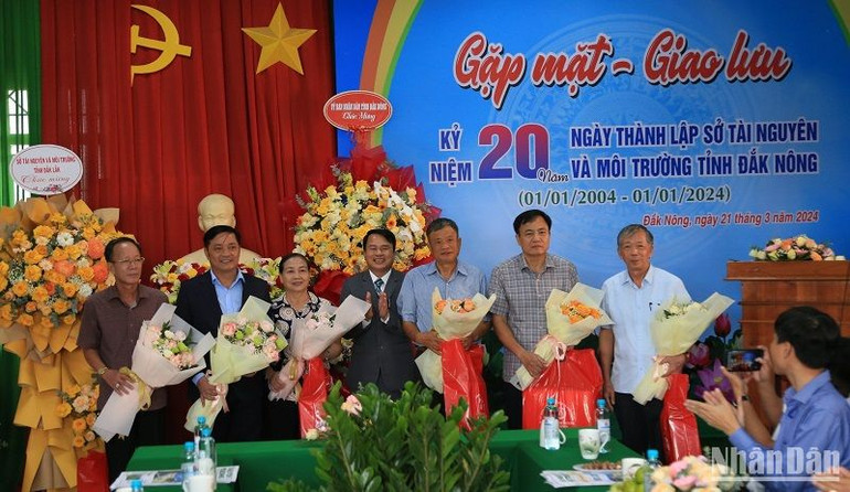 Tặng hoa, quà cho nguyên lãnh đạo ngành Tài nguyên và Môi trường tỉnh Đắk Nông qua các thời kỳ nhân kỷ niệm 20 năm ngày thành lập.