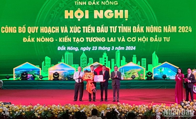 Thay mặt Thủ tướng Chính phủ, Ủy viên Trung ương Đảng, Phó Thủ tướng Chính phủ Trần Lưu Quang và đồng chí Đỗ Thành Trung, Thứ trưởng Bộ Kế hoạch và Đầu tư đã trao Quyết định của Thủ tướng Chính phủ về Phê duyệt quy hoạch tỉnh Đắk Nông thời kỳ 2021 - 2030, tầm nhìn đến năm 2050 cho lãnh đạo tỉnh Đắk Nông.