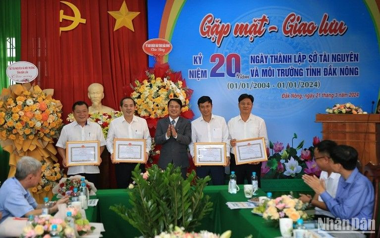 Tặng giấy khen cho các cá nhân đã có nhiều đóng góp cho sự phát triển của ngành Tài nguyên và Môi trường Đắk Nông nhân kỷ niệm 20 năm ngày thành lập.