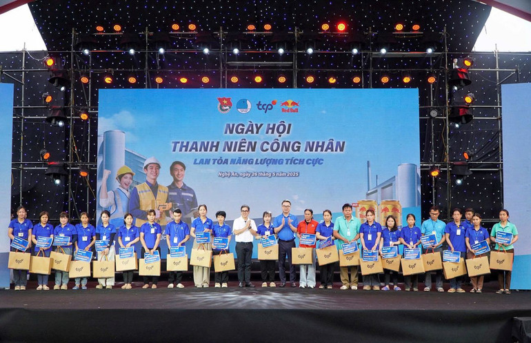 Dịp này, Ban tổ chức đã trao tặng 40 suất quà cho các thanh niên công nhân có hoàn cảnh khó khăn trên địa bàn tỉnh Nghệ An.