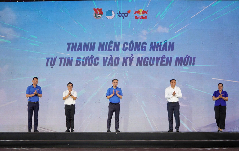 Các đại biểu thực hiện nghi thức khởi động Ngày hội Thanh niên năm 2025 tại các khu công nghiệp, khu chế xuất.