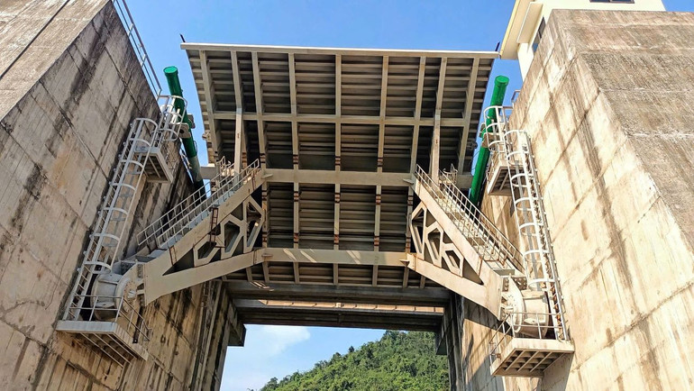 Theo kế hoạch, toàn bộ 5 cửa tràn sẽ bảo đảm vận hành thử trước ngày 31/5. Theo kế hoạch, toàn bộ 5 cửa tràn sẽ bảo đảm vận hành thử trước ngày 31/5.