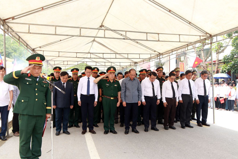 Các đại biểu tưởng niệm các anh hùng liệt sĩ quân tình nguyện và chuyên gia Việt Nam hy sinh tại Lào.